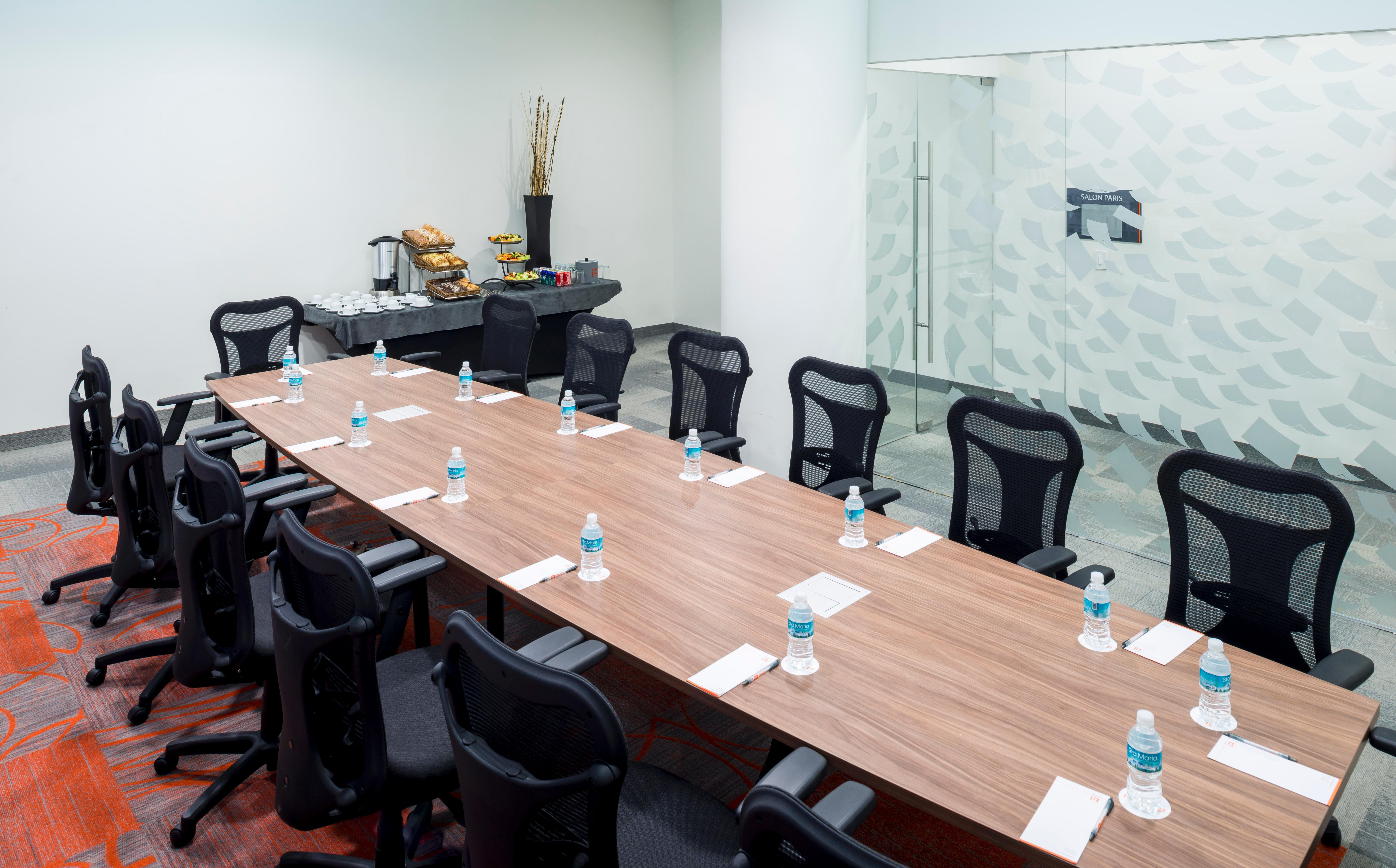提华纳里尔酒店 外观 照片 A boardroom at a hotel
