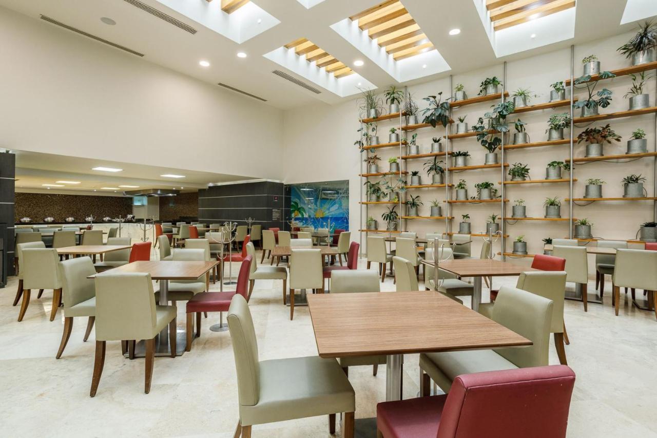 提华纳里尔酒店 外观 照片 The lounge at the airport