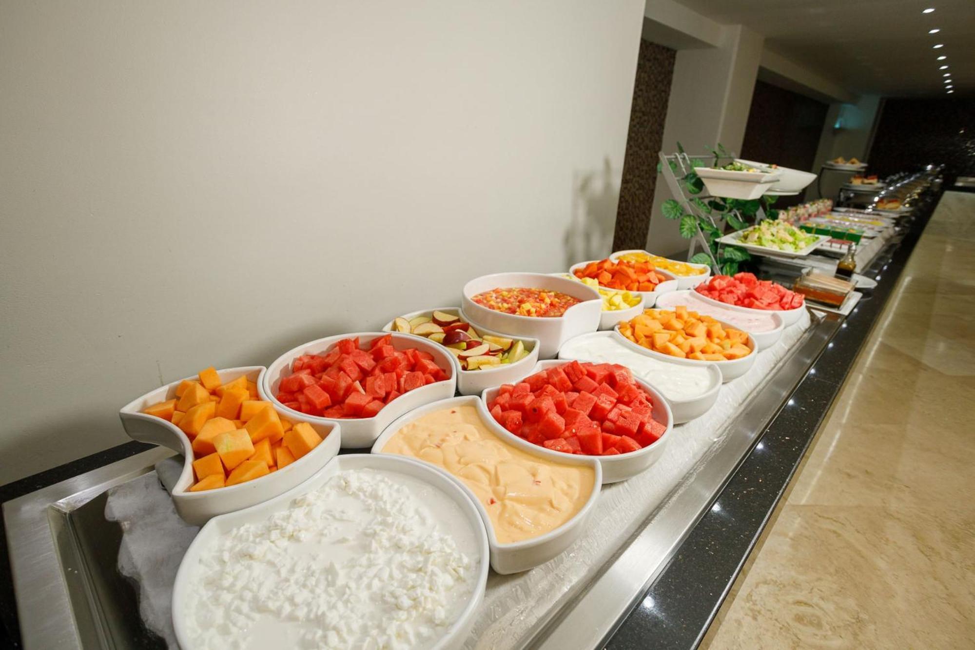 提华纳里尔酒店 外观 照片 A buffet of fruit and dairy products