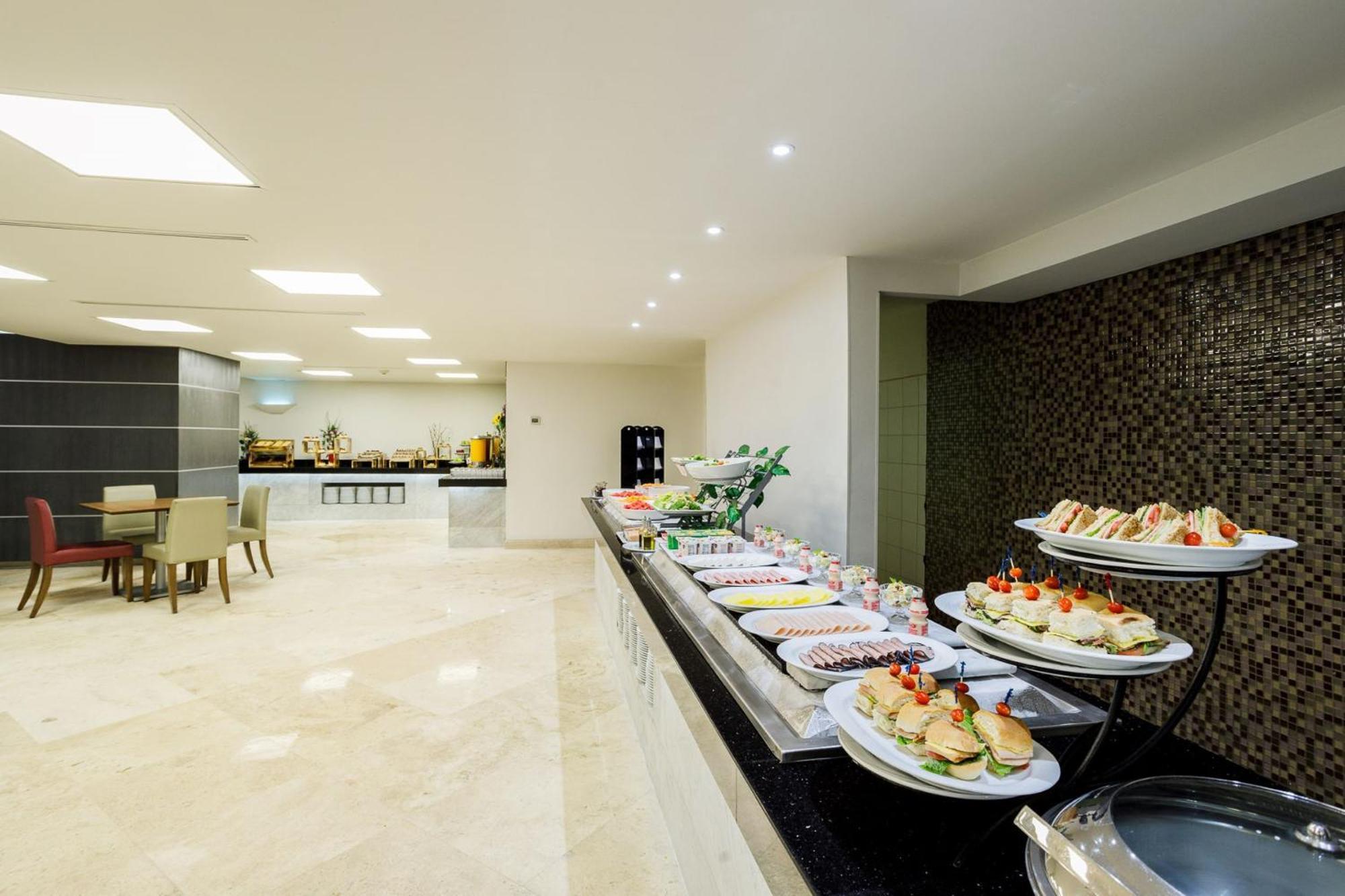 提华纳里尔酒店 外观 照片 The lounge at the airport