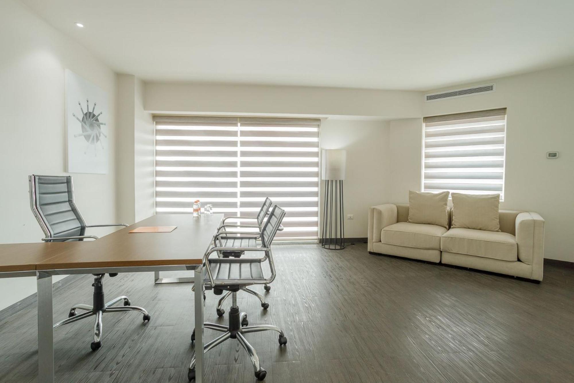 提华纳里尔酒店 外观 照片 Zebra roller shades
