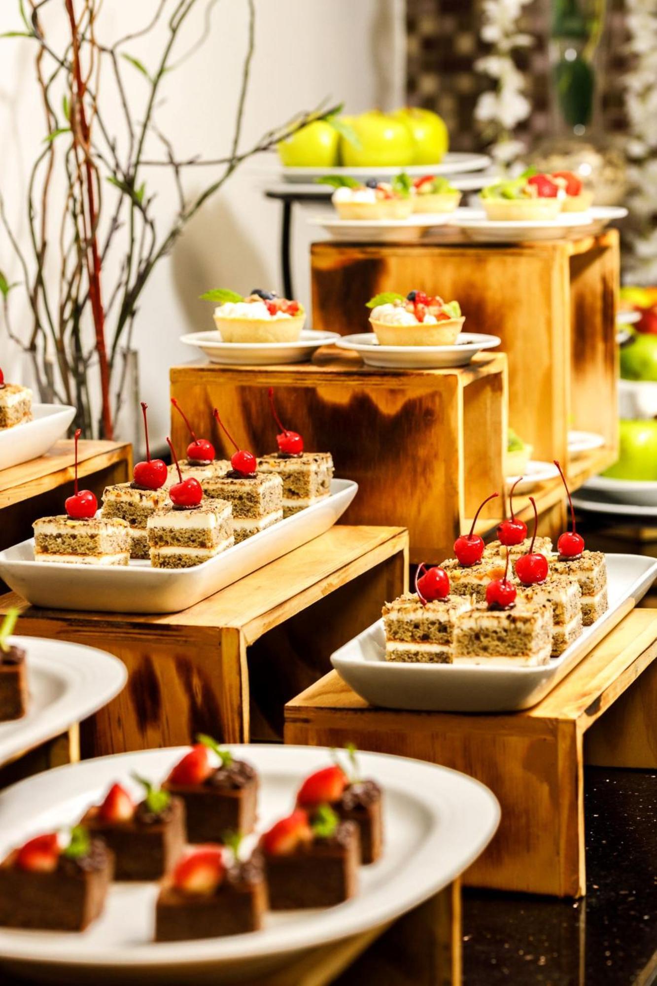 提华纳里尔酒店 外观 照片 A dessert buffet